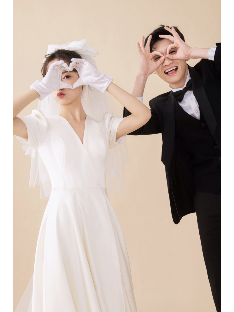 南北摄影 客片分享来喽室内纯色背景极简风婚纱照准备拍婚纱照的小