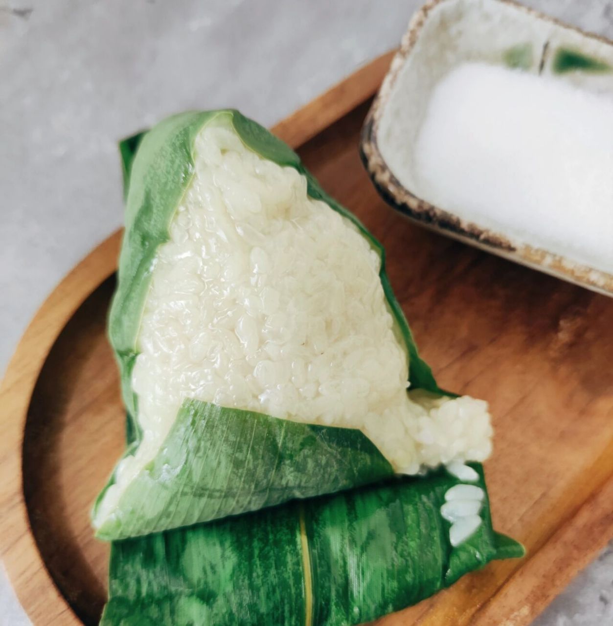 白水粽 分享 颜色纯净的白水粽,小时候特别喜欢蘸白糖,蘸蜂蜜吃.