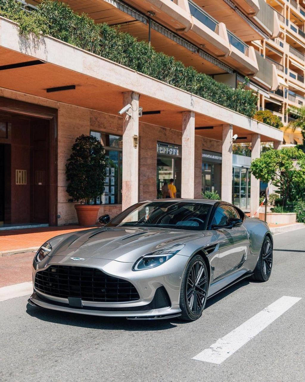 阿斯顿·马丁db12 摩纳哥街拍 实车确实帅,你宣传图更好看 就是这个