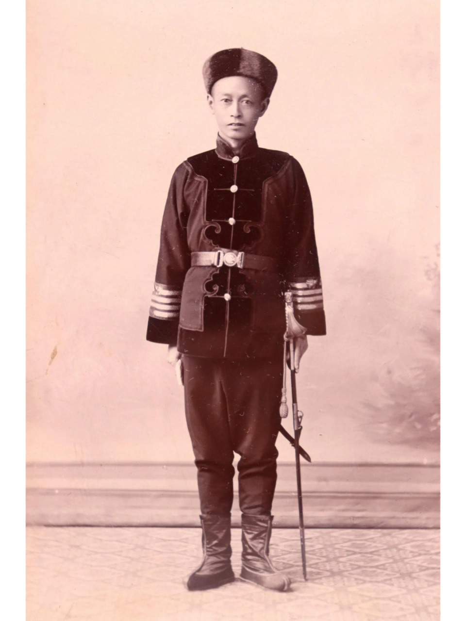 萨镇冰的北洋海军军服 萨镇冰是近代中国海军的重要人物,光绪二十年