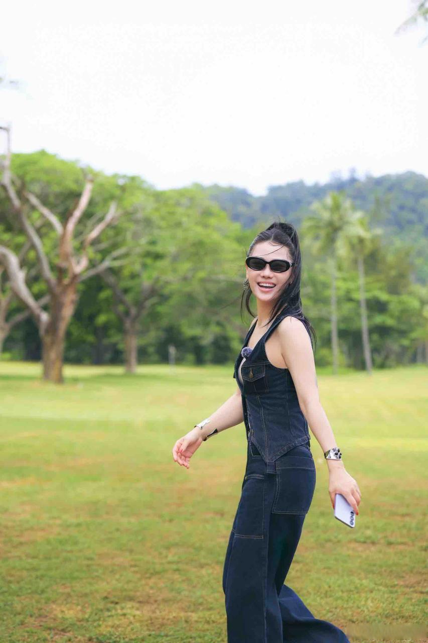 音你而来# tia袁娅维 霓虹琴弦缠住月光,爱在街头流行里摇晃 每周四