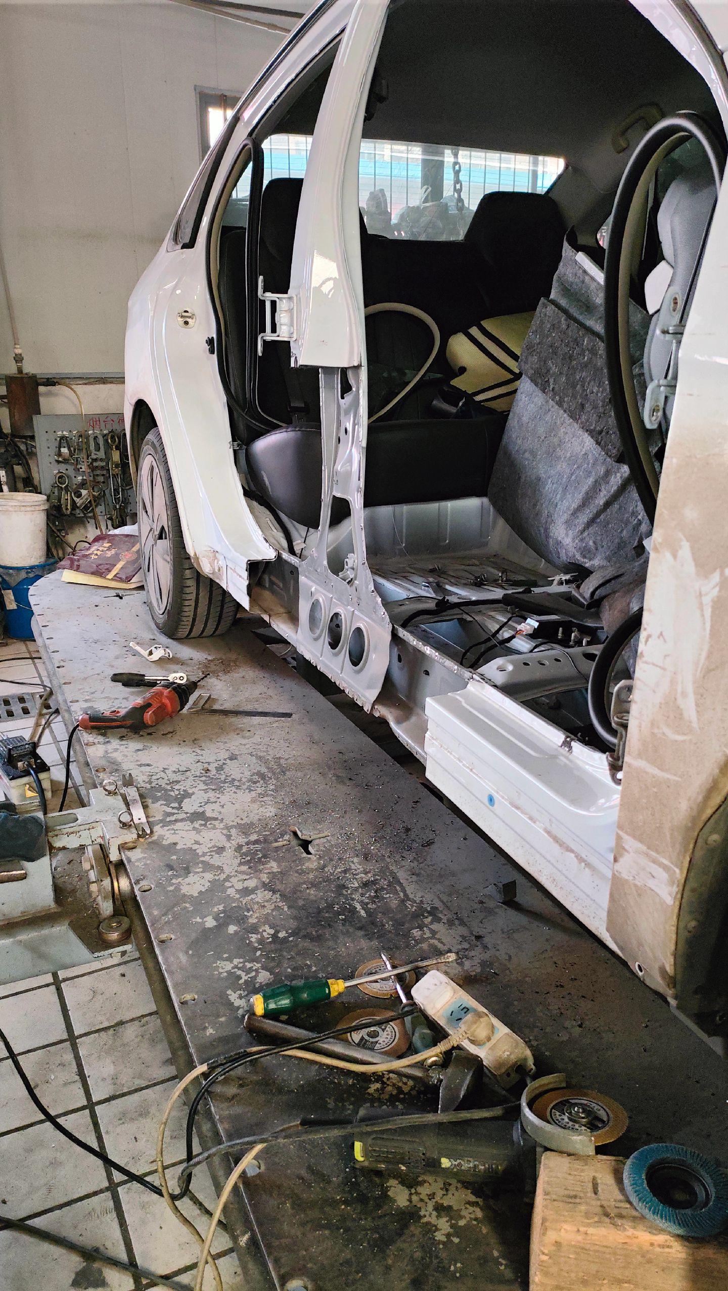 东风e70换两个门及b柱事故车维修 汽车钣金喷漆 现场实拍