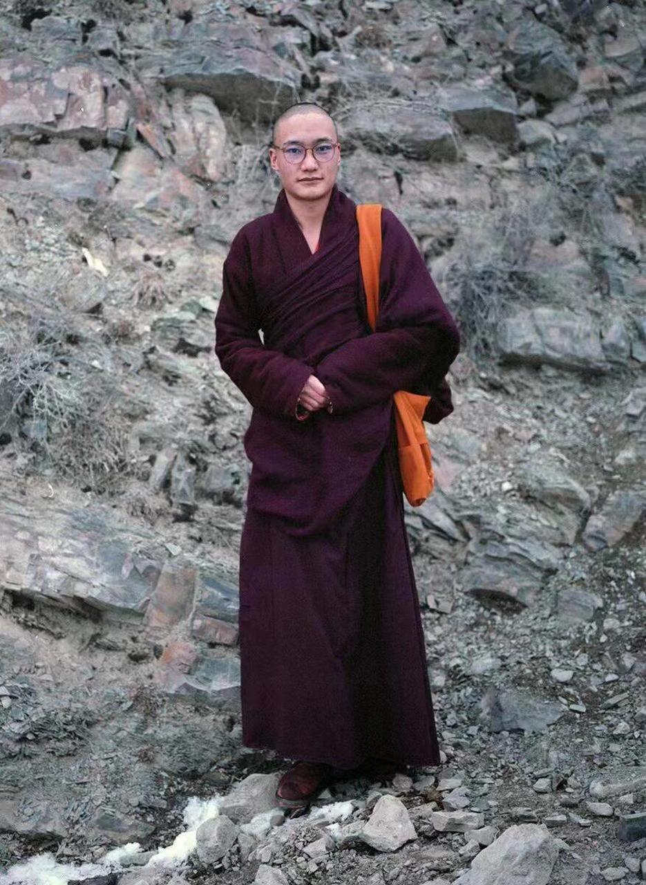 青海果洛州甘德县龙什加寺的热赛尼玛师父傍晚在寺院旁的公路边搭便车