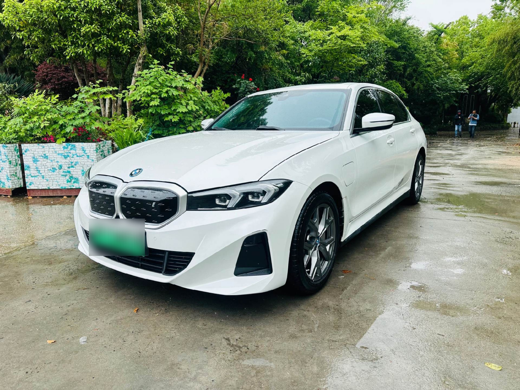 23年上牌宝马i3  edrive35l 续航526  公里数3万 车况小瑕疵 价格便宜