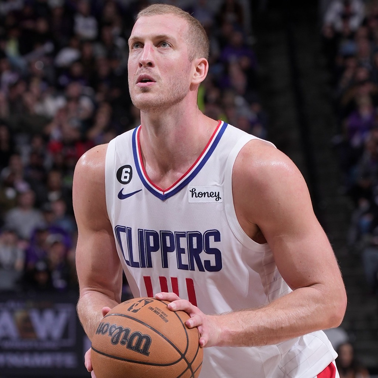 快船续约普拉姆利#   据woj消息,快船一年500万续约中锋普拉姆利.