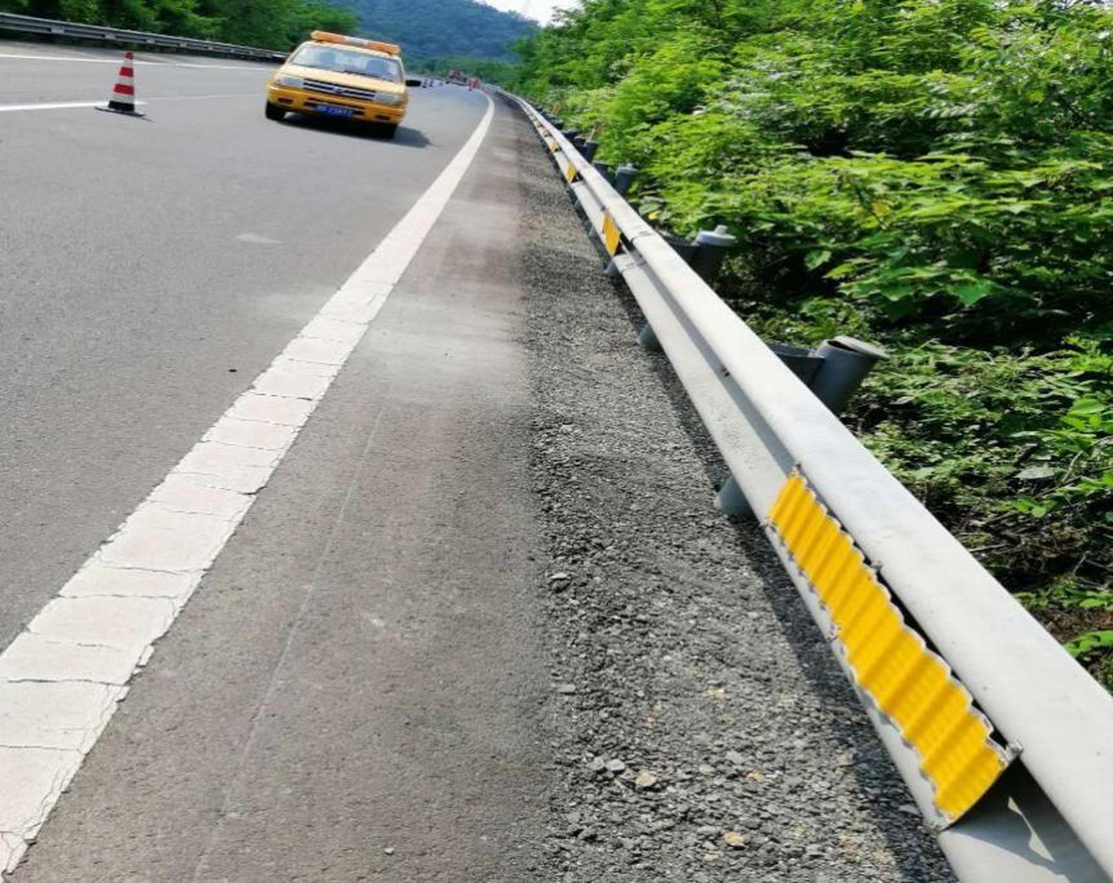 道路工程中路肩指的是道路车道与路基边缘之间的部分称之为路肩,分为