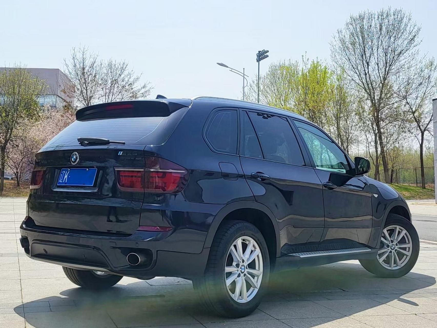 宝马x5 3.0t 八速四驱.经典宝石蓝颜色,电动尾门,抬头显示