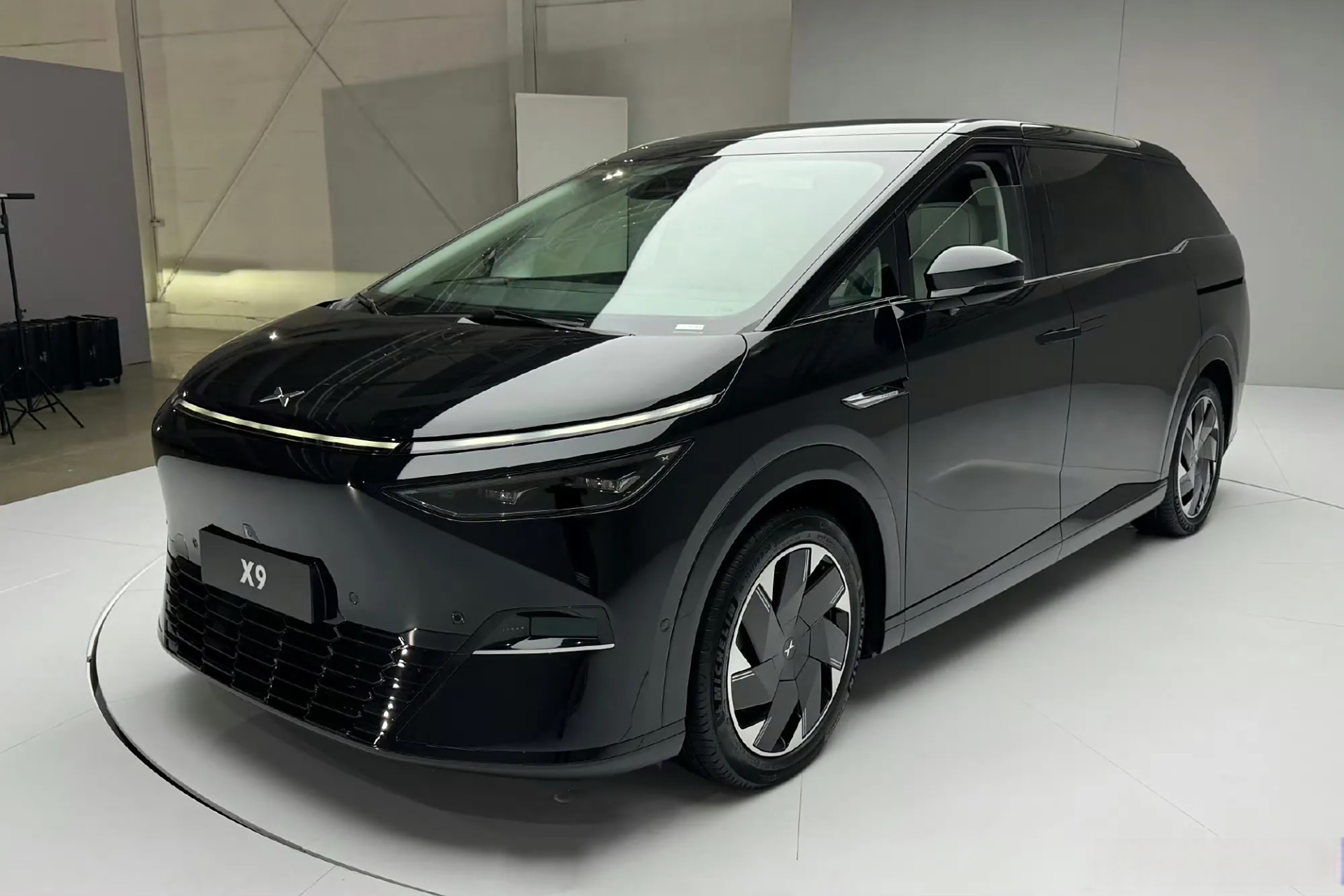 小鹏汽车星际战舰x9,酷炫炸裂的黑色版,实拍图第二弹欣赏;与理想mega