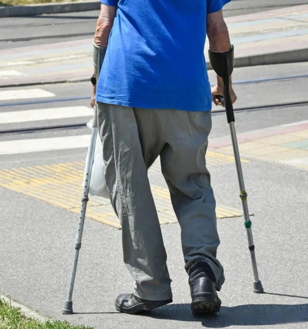 直接骂了一句:"老东西,磨磨叽拄拐拄拐杖图片瘸子走路表情包范围拄拐