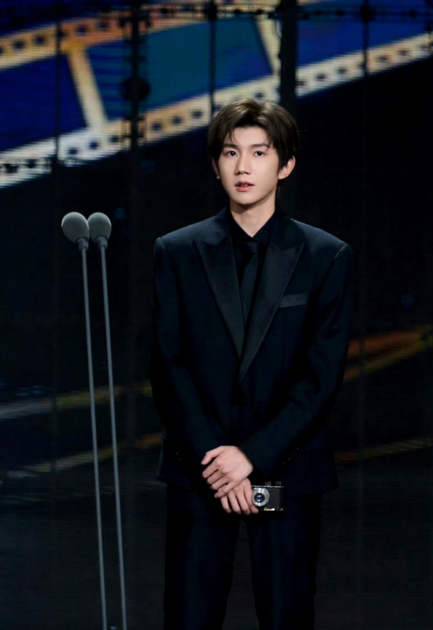 微博之夜朱一龙王一博王源同台,状态看起来都很好.[思考]