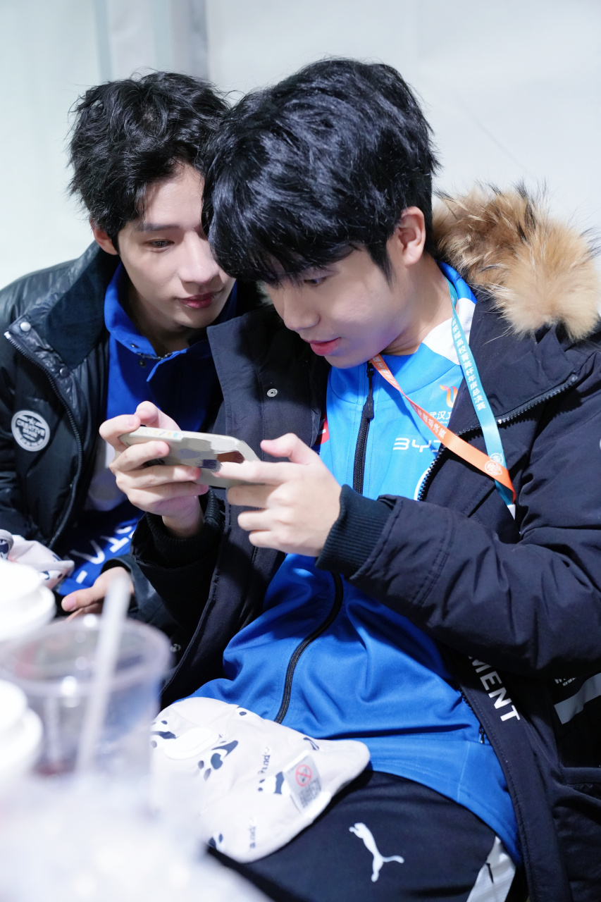 estar超话#看菁英杯总决赛赢麻了#   捉到今天菁英杯总决赛现场的两只