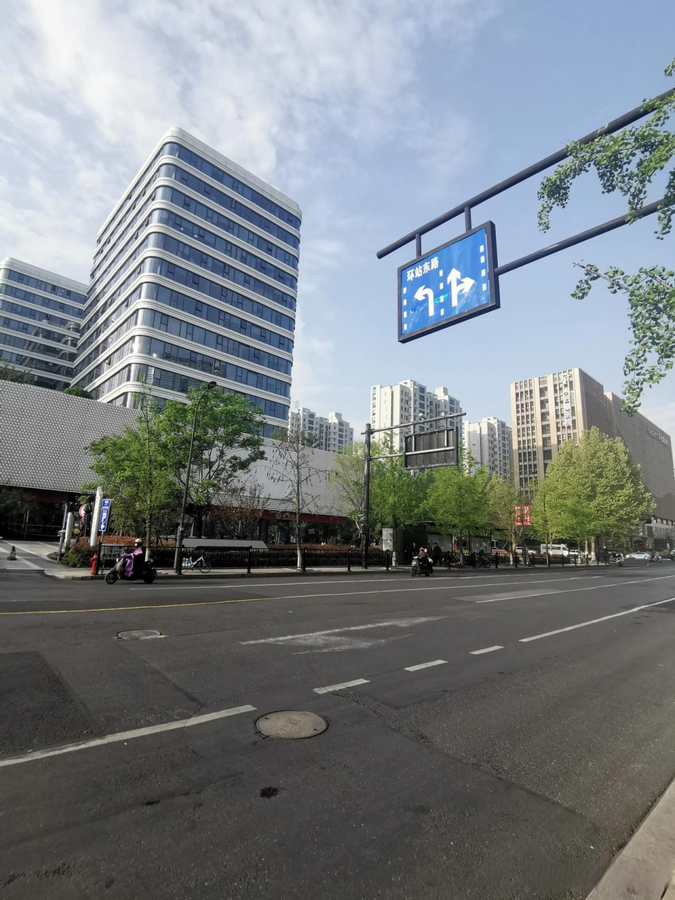 彭埠地铁站出口,经新一轮修整和完善,希望能够重新聚集人气