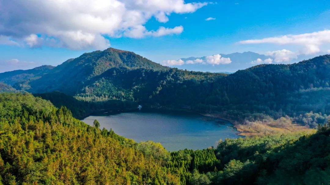 青海湖火山图片