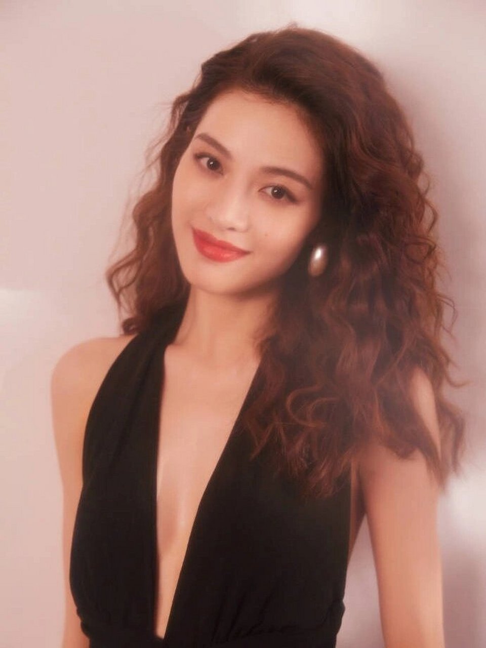 钟楚曦 1993年3月18日(双鱼座)出生于广东省广州市,中国内地女演员.