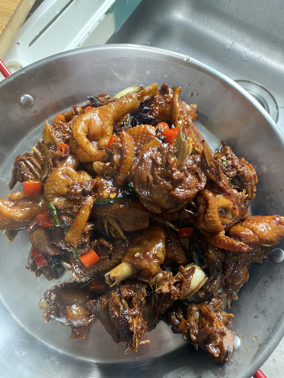 今天是我老公91的第四天,午餐安排了个家庭版红烧公鸡,老公直夸我的