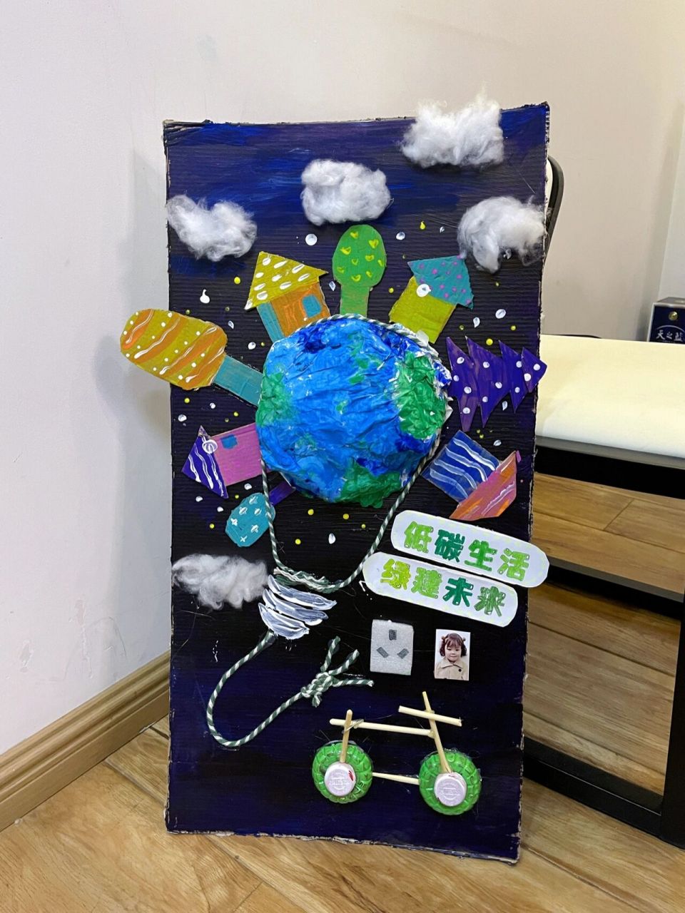 手工|低碳生活 环保主题海报:科技节能,点亮未来 材料:颜料,画笔,纸壳