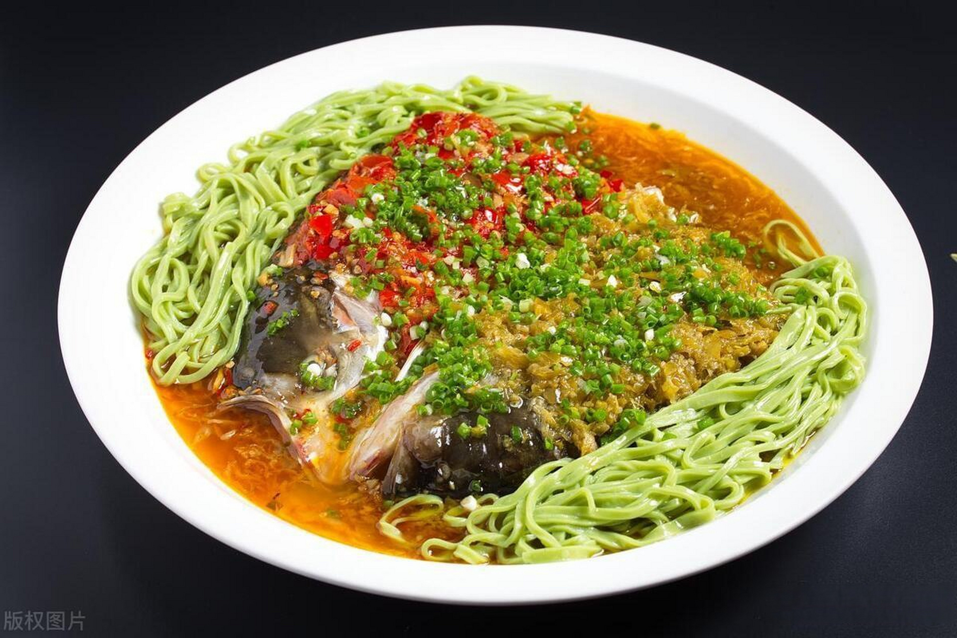 湖南人里最受欢迎的面食——剁椒鱼头面 湖南以其独特的饮食文化闻名