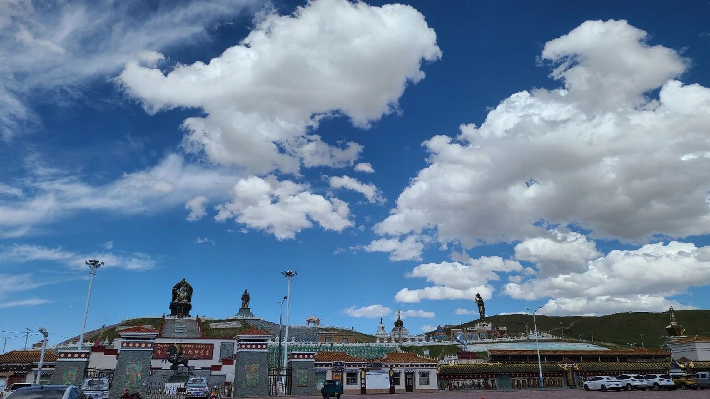 玛多县城海拔在4000米以上,是青海省海拔最高,人口最少的县,是黄河流