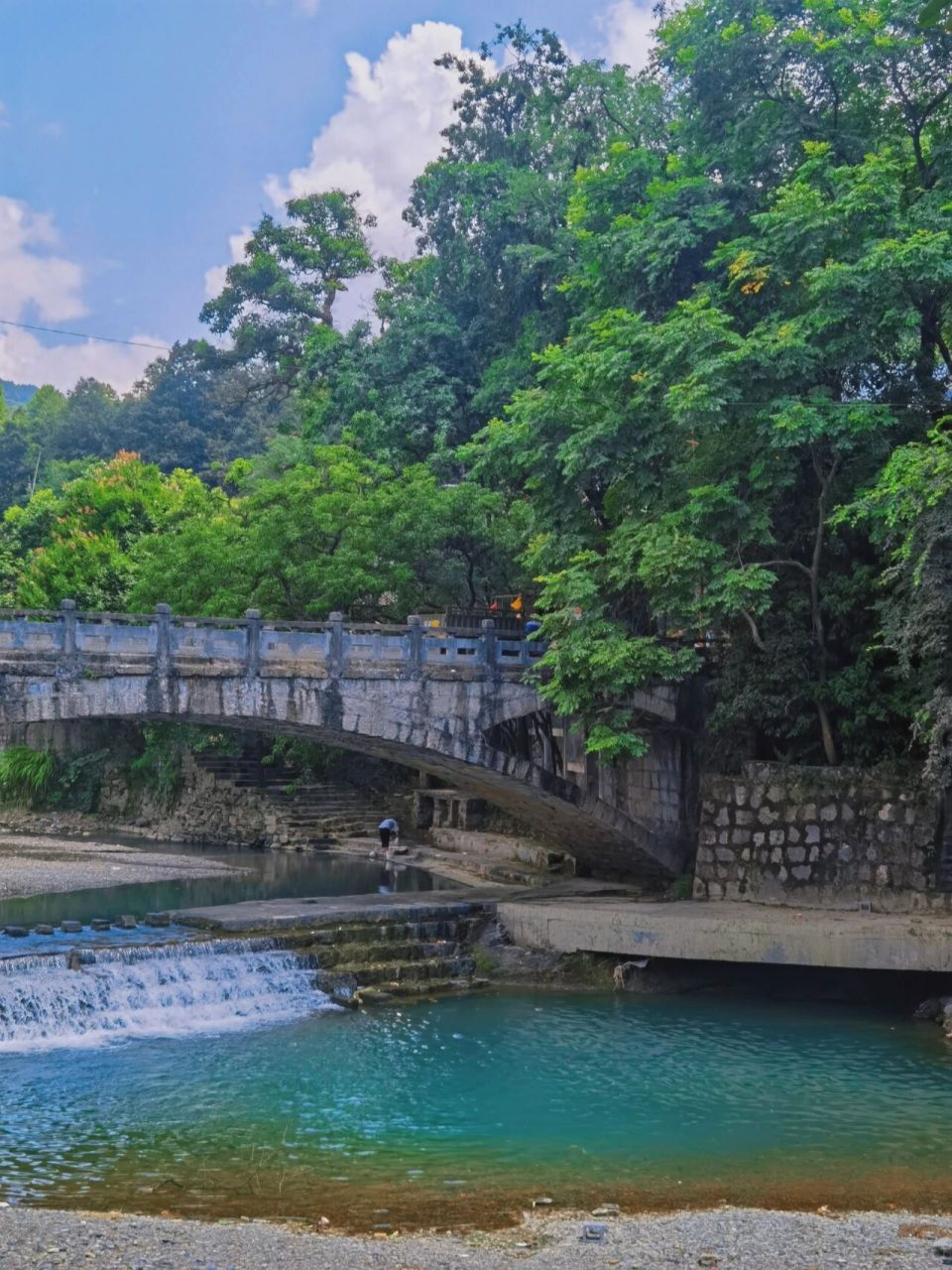 强推吉首周边冷门风景线—指环瀑布 从吉首火车站货场后面出发,一条