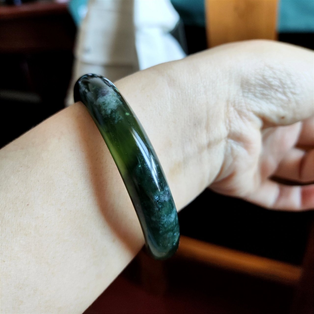 501起光了~ #岫玉手镯# #岫玉501# 又养了几周,渐渐有光感了.