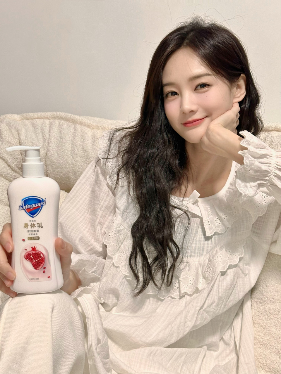 李一桐超话 98李一桐q 收工后变身香香公主的秘诀是_____.