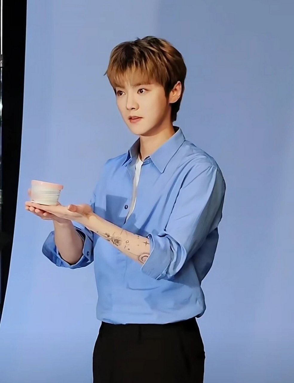 鹿晗的脸和他的纹身反差好大