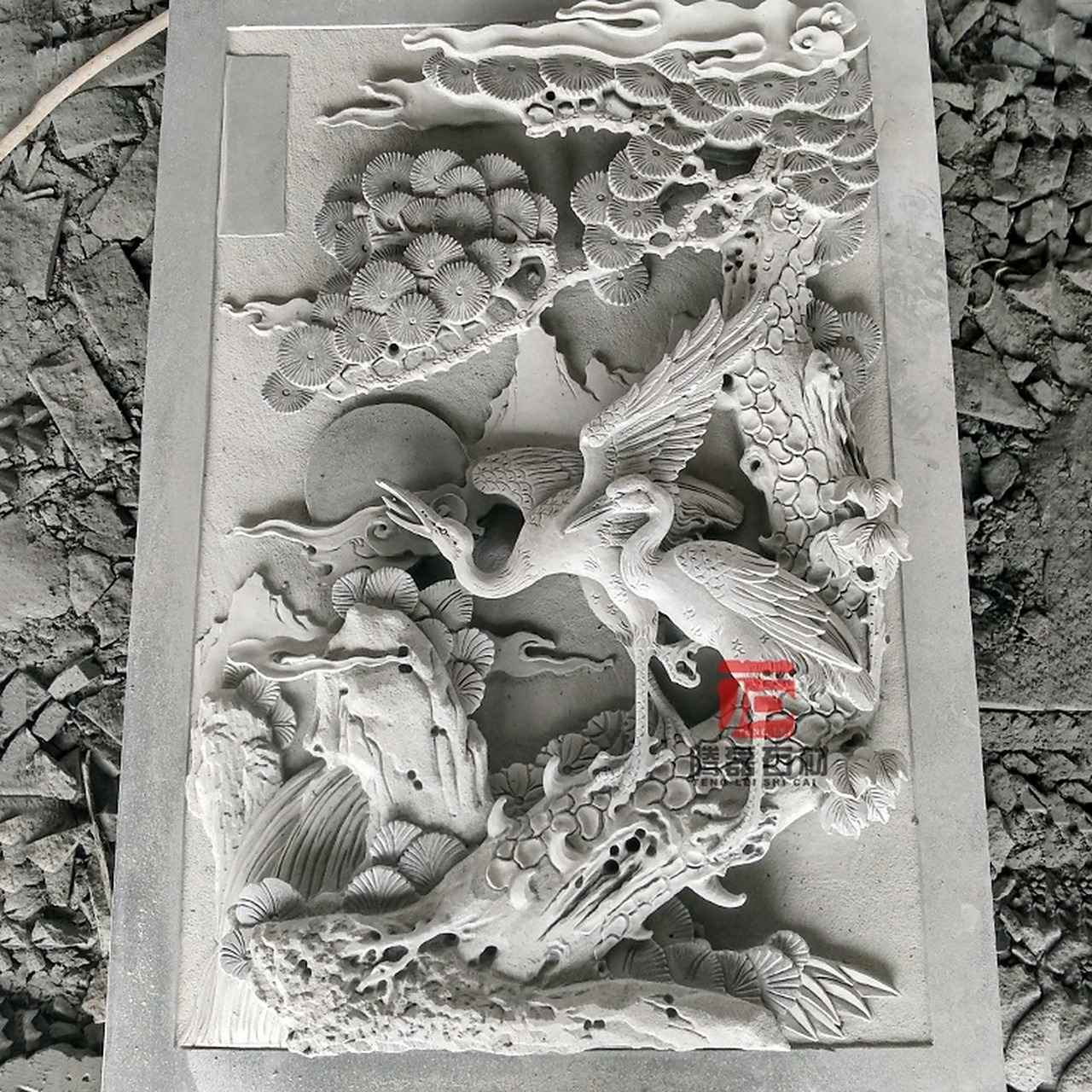 松鹤延年寓意长寿,吉祥和荣耀,松树象征坚韧,不屈和长寿,鹤则代表高雅