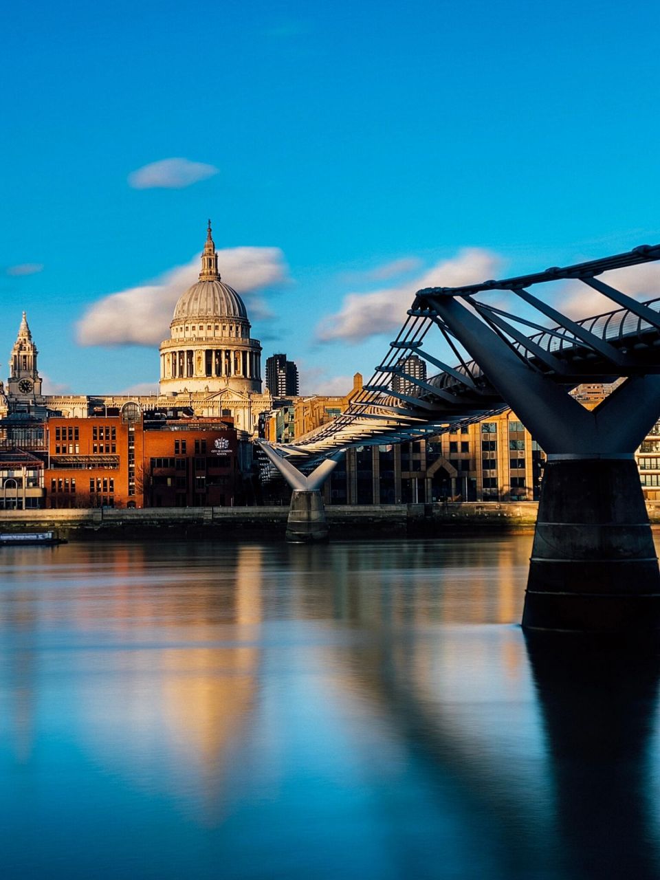 作为英国著名的母亲河,泰晤士河(river thames)流经英国西南部十多座