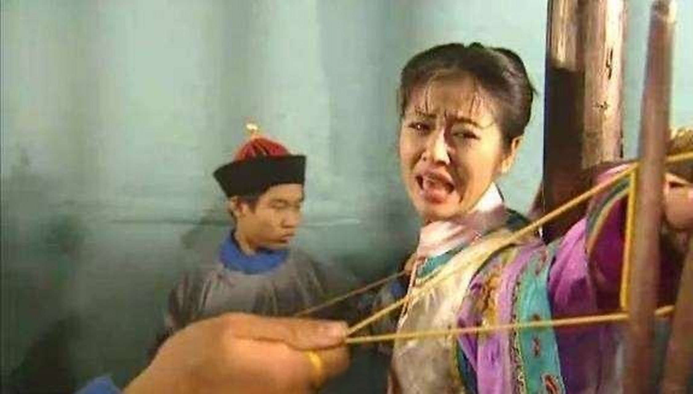 宋轶被行刑夹手指的演技,用网友的话来说不如紫薇.