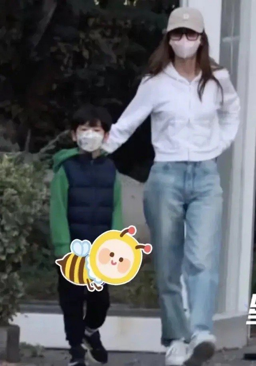 baby机场接儿子一起做核酸,5岁小海绵正面曝光,五官精致神似黄晓明!