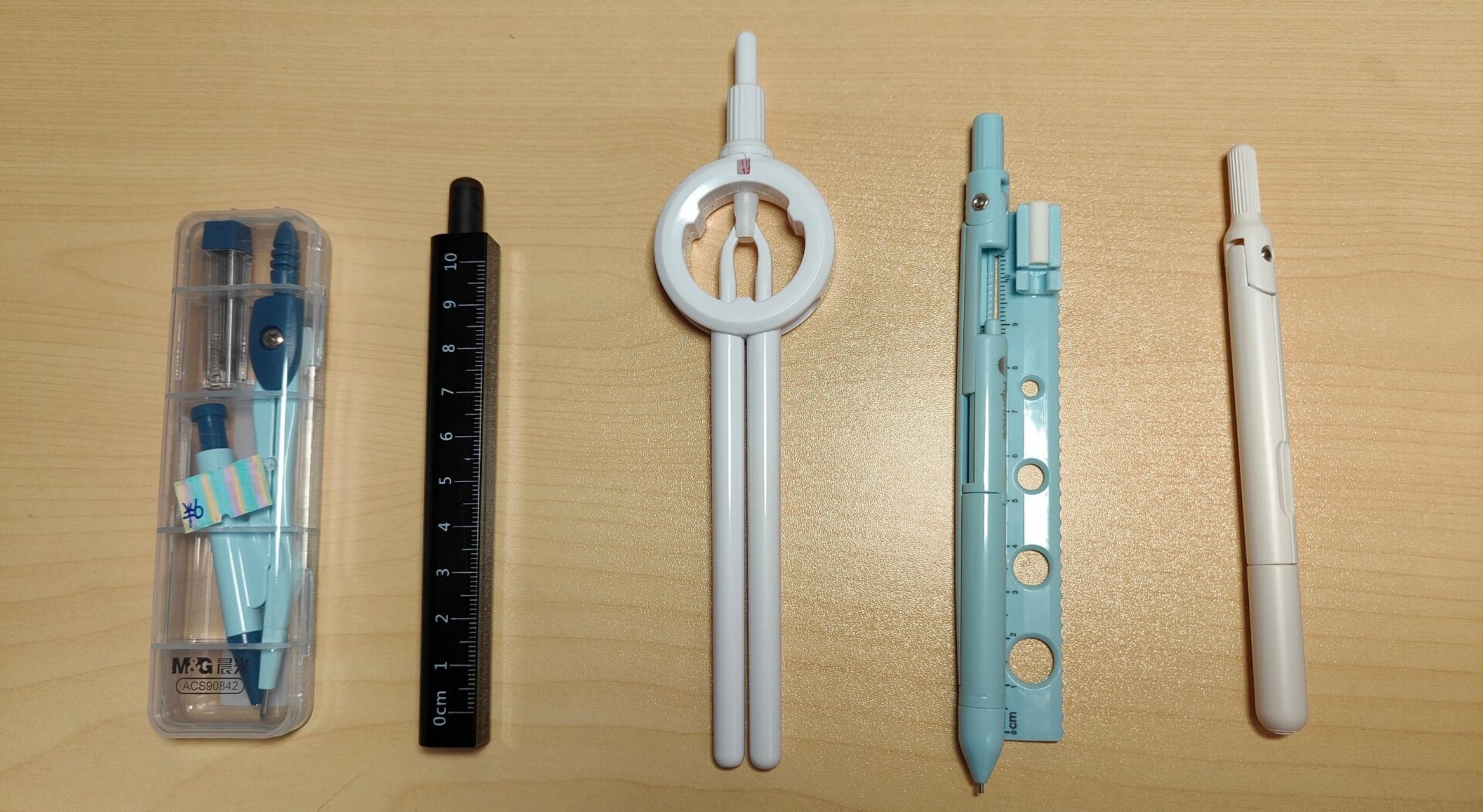 小学生好用的圆规 从左到右: 晨光: ￥6 简单好用又实惠,但是圆心固定