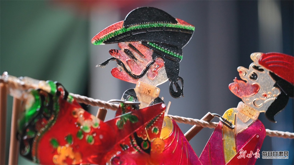 近日,在庆阳市西峰区什社乡庆丰村,一场精彩的秦腔皮影戏表演让众多