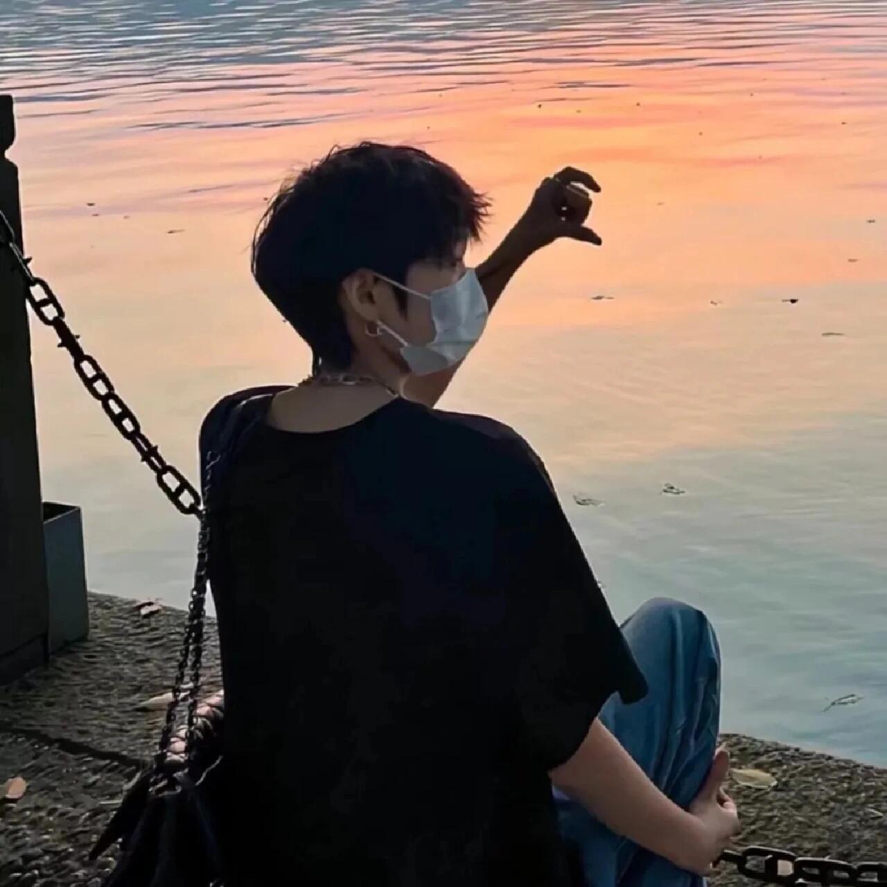 真人情侣头像  you say that you love rain, but you open your