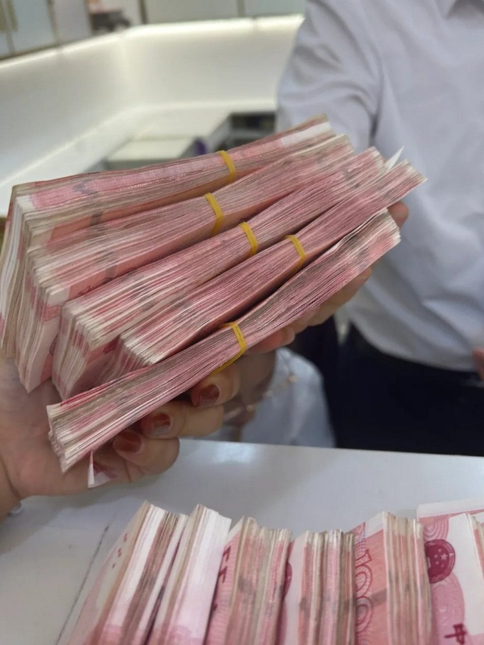 钱的图片 钱作为现代社会中广泛使用的货币形式,其含义远比我们表面