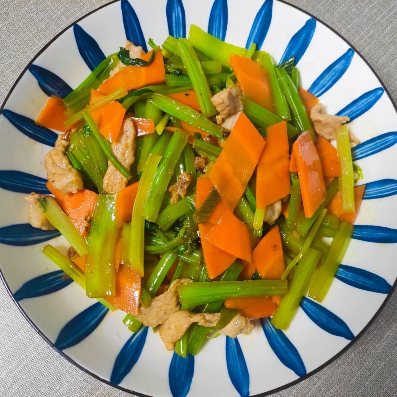 美味的芹菜胡萝卜炒肉~ 芹菜胡萝卜炒肉怎么做更香呢?