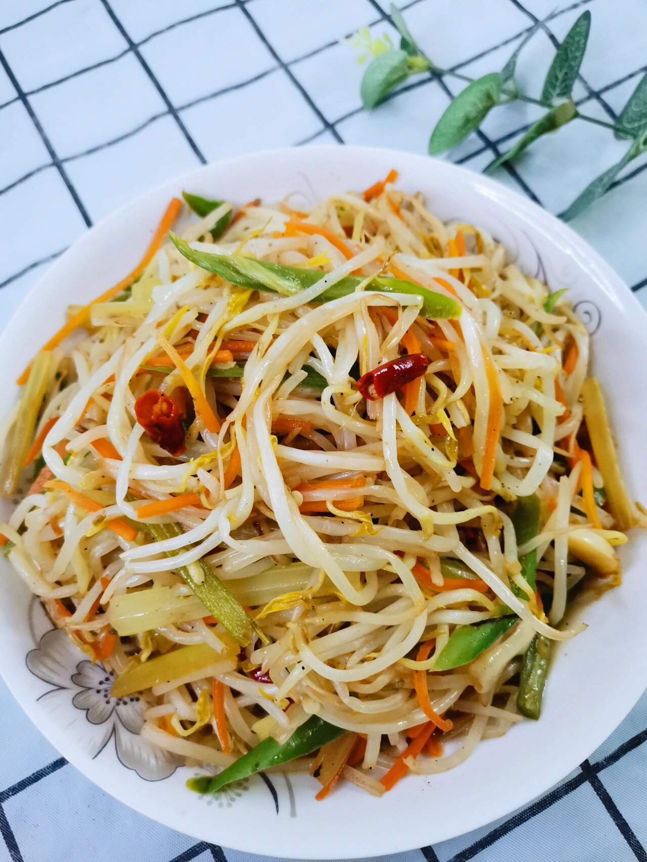 素炒酸辣豆芽,2块钱就能搞定的减脂餐安排 超简单的酸辣炒豆芽,减脂期