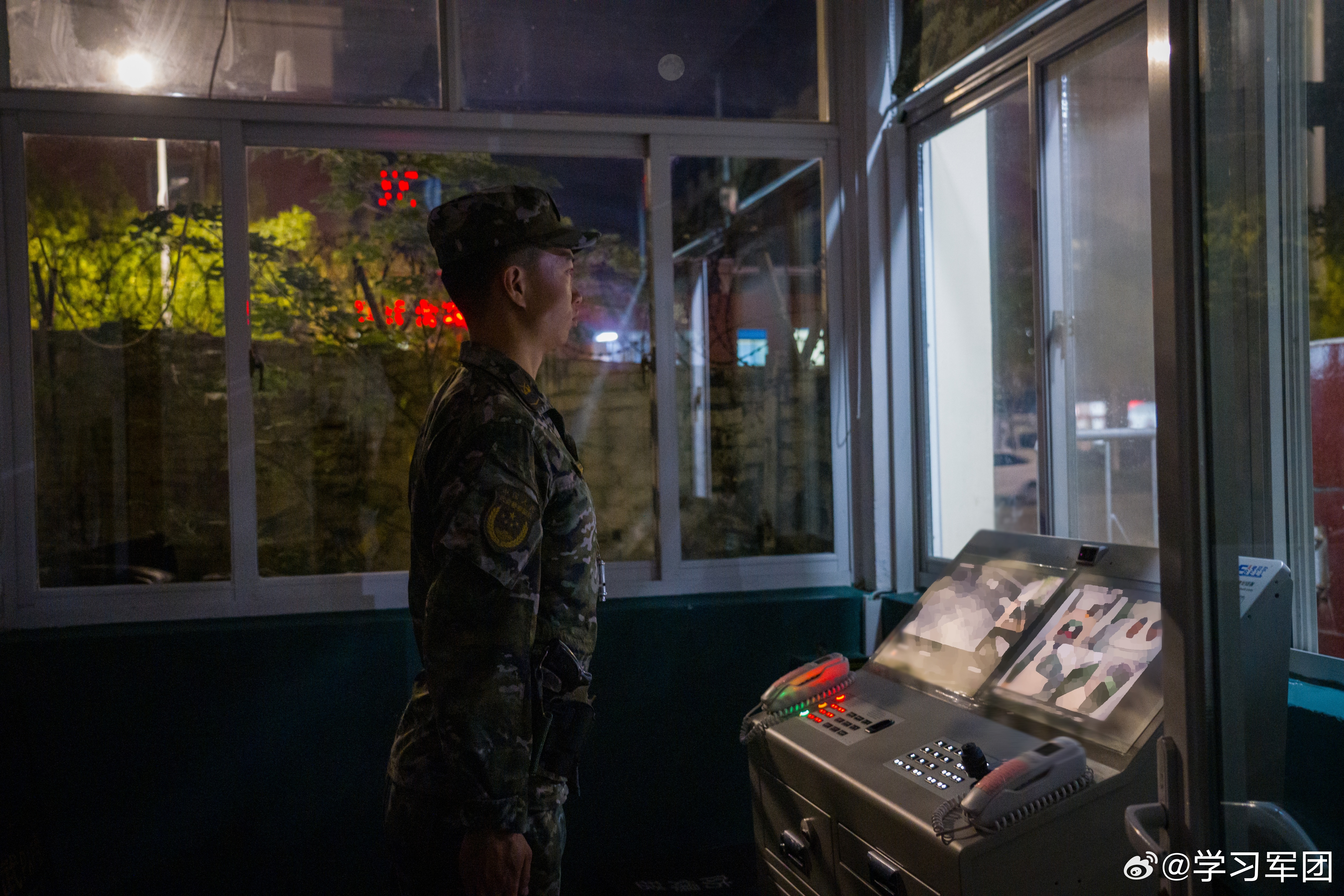 在中秋团圆之际,武警山东总队官兵们巡逻在大街小巷之中,驻守在万家