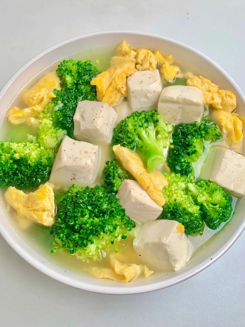 今天分享一个超级好吃的减脂汤! 西蓝花鸡蛋豆腐汤!