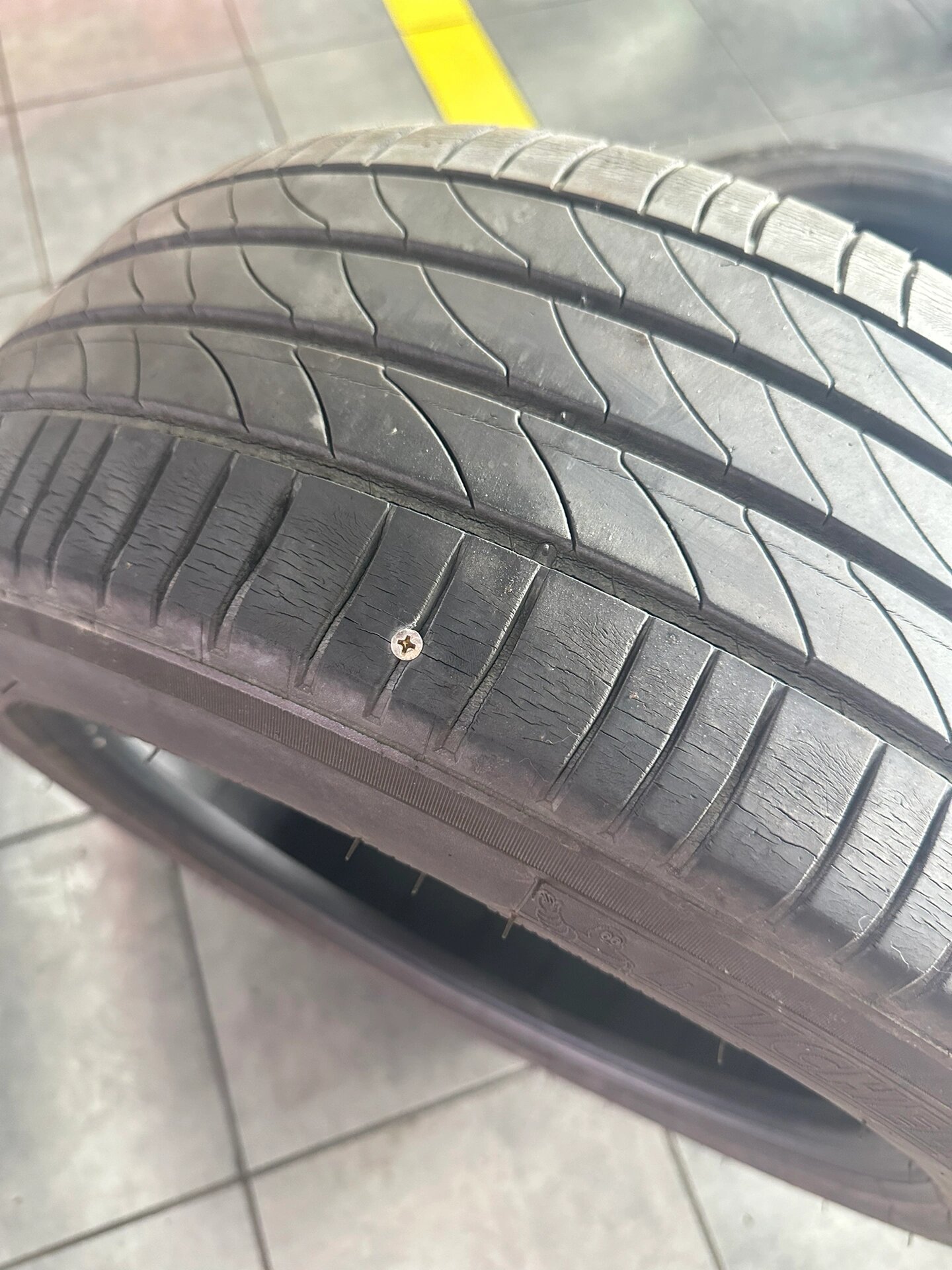 轮胎裂了 2017年换的米胖子轮胎 开了不到3万公里 有裂纹了 还能开吗?