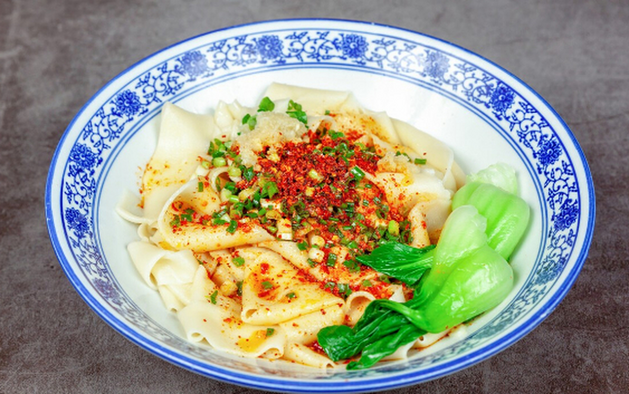 油泼扯面#美食分享##美食##陕西小吃#  油泼扯面是陕西最有名的面食