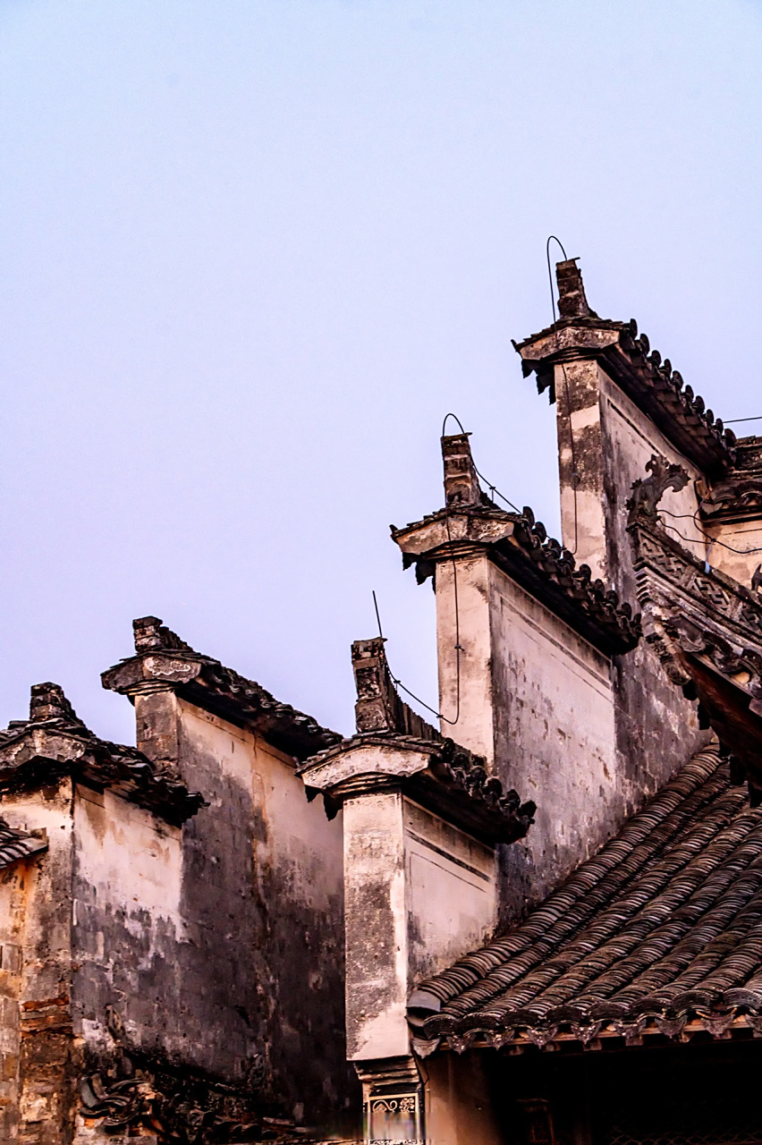 南屏古村:穿越时光的徽州秘境  地处安徽黟县的南屏古村,被山峦环抱