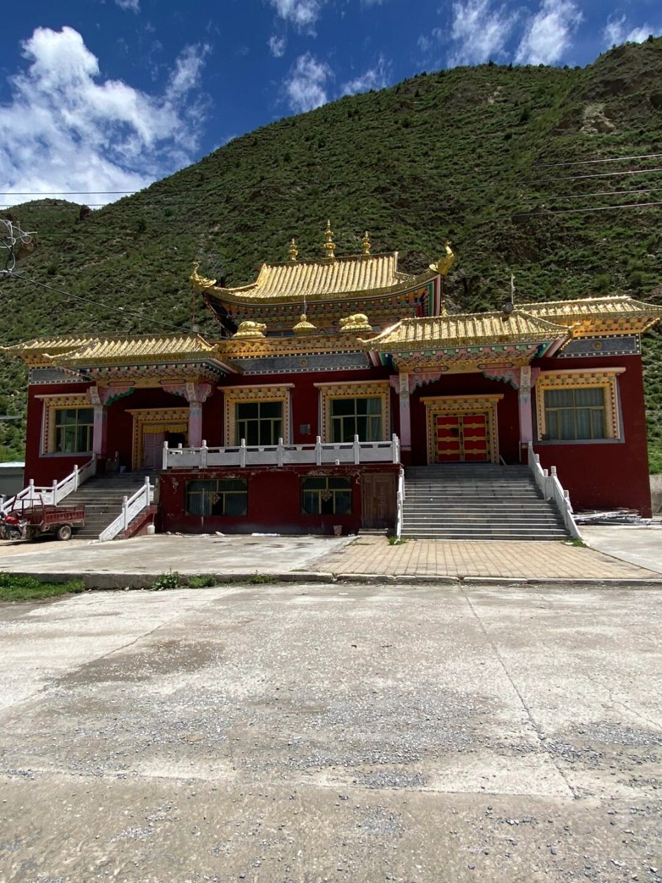 玉树禅古寺 青海省玉树市禅古寺:得名于寺院附近的一块花色磐石.