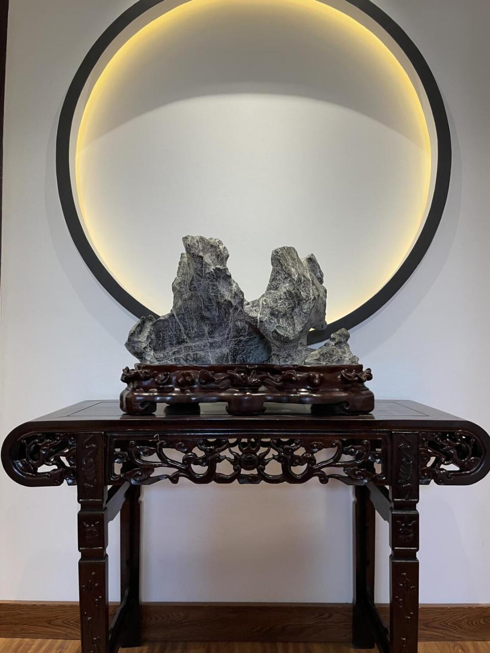 玄关位置摆放灵璧石摆件是一种既具美学价值又蕴含文化底蕴的选择.