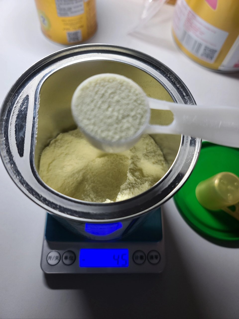 飞鹤2段奶粉新勺子大有问题 如图,奶粉是卓护(装在了别的奶粉罐子里)