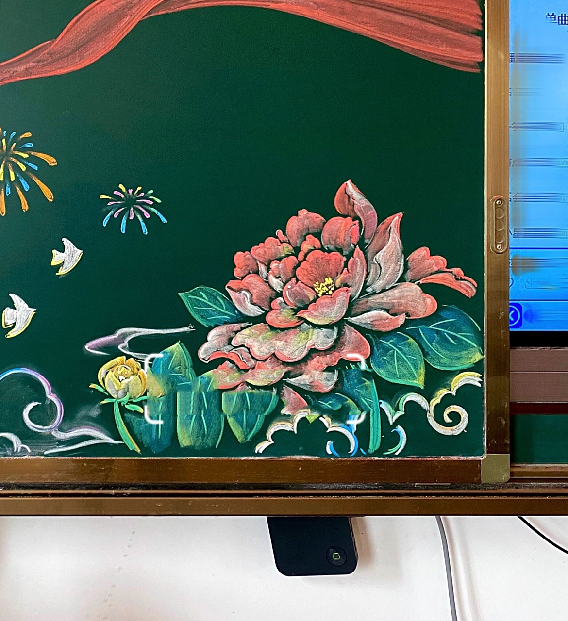 黑板画 | 牡丹花 画了一朵可以和国庆主题相配的牡丹,用来做黑板报的