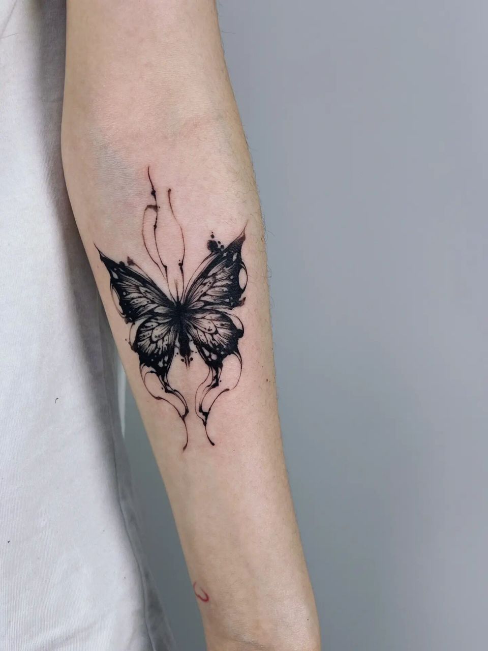 酷酷的蝴蝶纹身