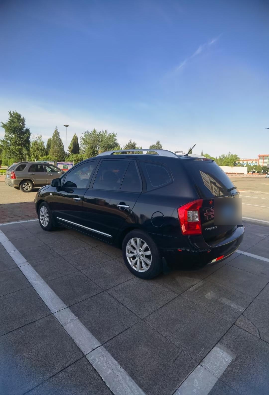 2011年起亚佳乐七座进口商务车,车况极佳,保养得当