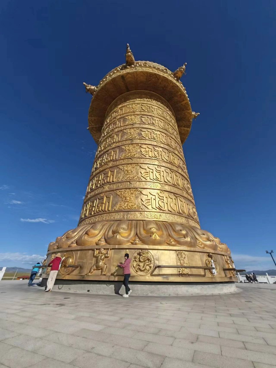 宁玛寺大转经筒 甘南玛曲县宁玛寺大藏经转经筒,重约300 吨,高约50 米