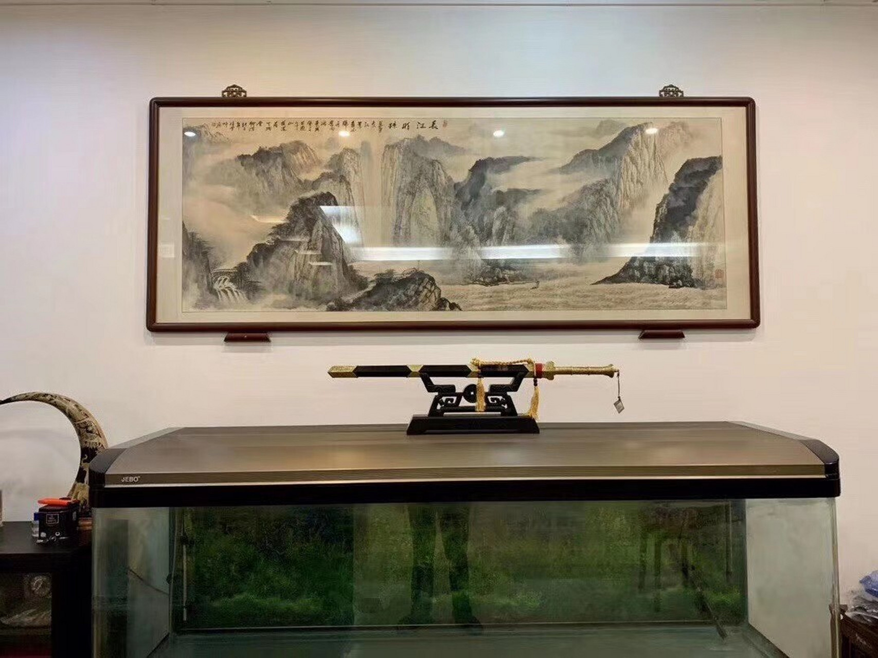 龙泉宝剑镇宅摆放注意事项 镇宅刀剑摆放的注意事项: 1,镇宅装饰剑