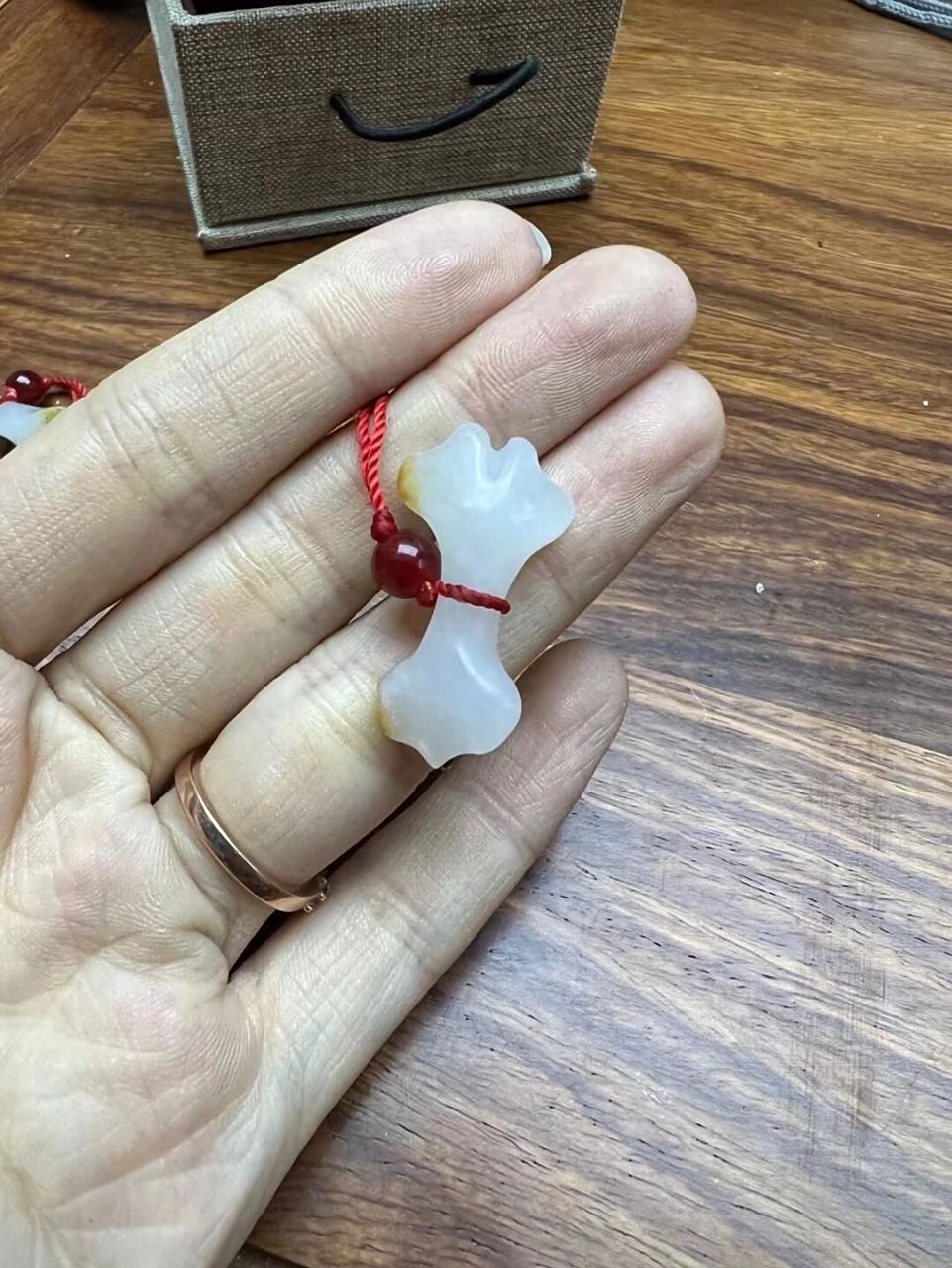 有极其神奇的避邪作用,狼髀石不仅可以辟邪驱鬼,驱噩梦,它还可以招财.